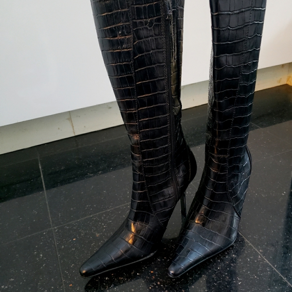 Steve Madden BLK leather Croco design, Size 7.5B. Bland new never worn.